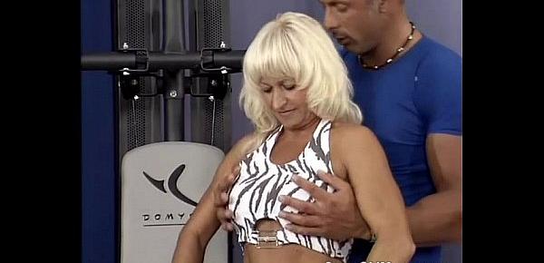  muscle mom sex at the gym